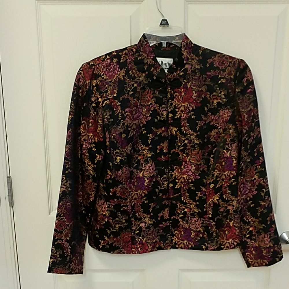 Women's size M lined it. Blazer like jacket.